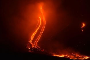 意大利埃特纳火山爆发 罕见的横向喷发(意大利埃特纳火山喷发 烟柱高达10公里)