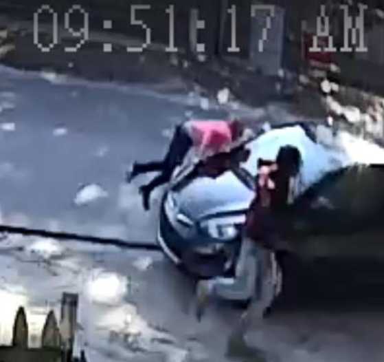 美国女子开车撞前男友 肇事逃逸后上网发图炫耀(女子开车撞男子)