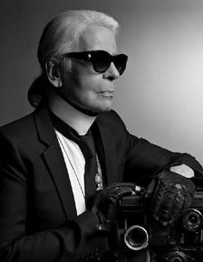 香奈儿艺术总监＂老佛爷＂卡尔·拉格斐（Karl Lagerfeld）去世(香奈儿艺术总监的好友)