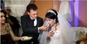 新郎不甘逗逗 当众打翻新娘