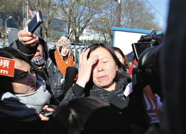 美国一被告在法庭上暴打女律师（图）(在法庭上和被告相对的一方叫)