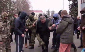 乌克兰士兵醉酒当街打死老人 路人围观无人阻止(乌克兰士兵投降)