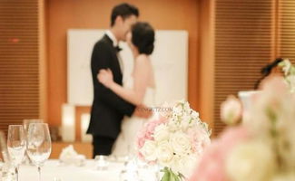 男子当场被妻子发现出轨 假装晕倒妻子反应惊呆众人（视频）(男子当场被妻子发现)
