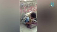 惊恐一幕发生耍蛇人被蛇杀死：男子表演蟒蛇绕颈死亡（视频）