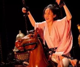 女囚监狱屈辱折磨女囚犯骑木驴