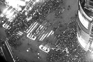 白人警察锁喉黑人商贩致死 司法部五年后不起诉(美国黑人遭警察锁喉原因)