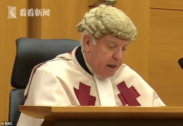 少年绑架熟睡女孩杀害 在审判中,他笑了,被法官怒斥