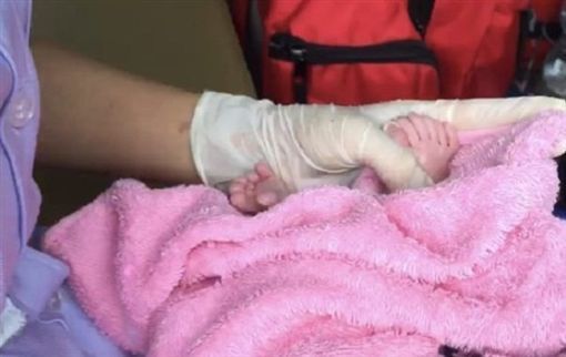 泰国女婴24指 外婆吓晕 一名泰国春武里府 23