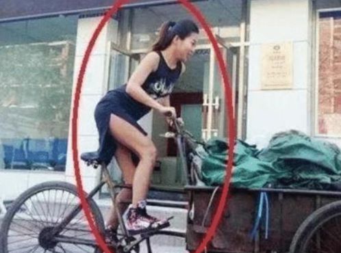 女孩和已婚男人在车里出轨,被对方原配偶撞见 撕掉裙子痛打(未婚女孩喜欢已婚男人)