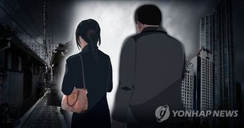 韩国路边私家车内亲热 律师质疑警方过度回应(私家车把路边树撞了)