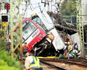 日本电车与卡车相撞现场(日本电车与卡车相撞起火)
