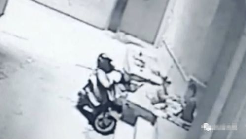 女人家里的监控拍到陌生人探头 教科书操作将其吓退(家里监控拍到鬼魂视频)