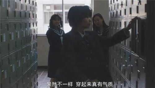 女孩被带到凑伸治家后,四个人轮流监视女孩