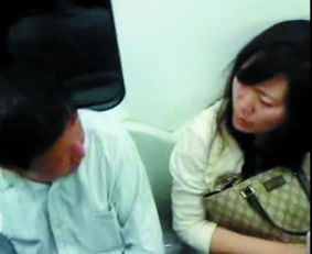 女乘客当众脱下内裤,大骂她