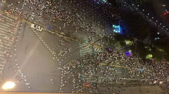 外滩瞬时客流达22万人 雨刷式过马路太震撼了!(外滩客流瞬时6.1万)