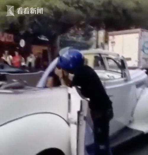 男子恳求新娘不要结婚,还曾在众目睽之下单膝跪地