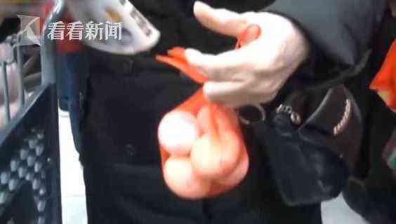 到银行没领到20个免费鸡蛋,70岁老人被气得脑出血(在银行领到假钱)