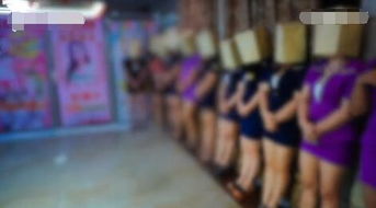 扫黄现场曝光!团伙用信号灯通风报信 失足女戴头套站一排(广东扫黄现场曝光)
