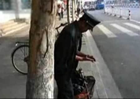 女人裸露在街上 路人傻眼 巴黎万人抗议伊斯兰恐惧症