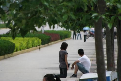 美女在街上被撞倒 原因无语(在街上喜欢看美女正常吗)