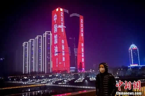 四川省成都市天府熊猫塔于2月8日晚拍摄(四川省成都市天府新区职业学校)