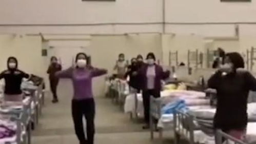 武汉方舱医院十几位阿姨跳广场舞 现场一片欢乐超治愈(武汉方舱医院10天建成)