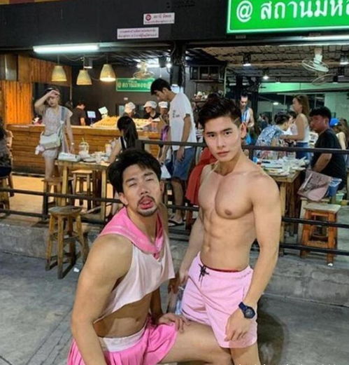 泰国曼谷肌肉男女装餐厅(Staneemeehoi)服务员穿着