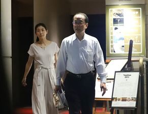 安倍心腹被曝与女官员公费约会 女方回应疑似否认:那是个老人