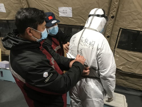 山东第八批接管方舱医院 湖北医疗队员帮助