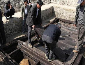 两名乘客中间有一具尸体试图出城 背后的原因令人心碎
