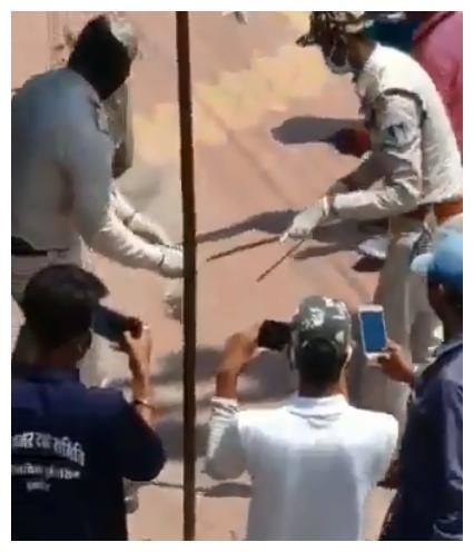 印多尔街上神秘出现500张纸币 没人敢捡