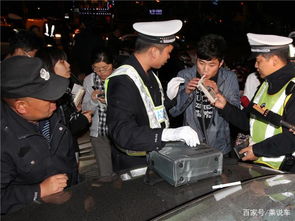 男子被发现酒后驾车,但说他没有喝酒 拿出一瓶东西后,观众惊呆(酒后汽车躺泡没被发现)
