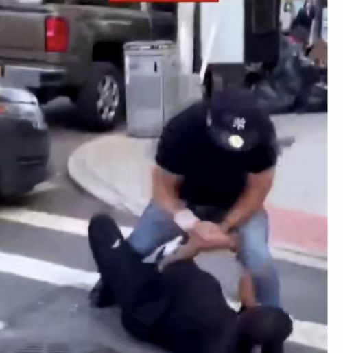 纽约警方周六在曼哈顿违反社会隔离令逮捕两人