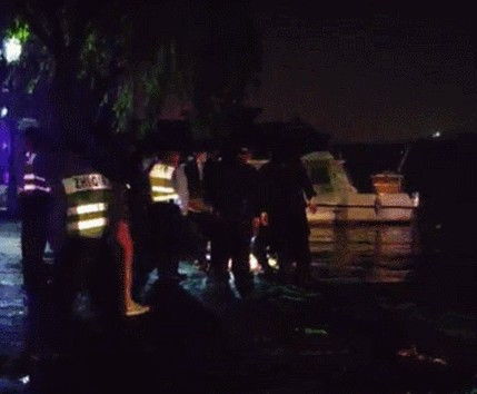 一辆宝马7系在楼外楼门口进入西湖,开很远!(养一辆宝马7系一年多少钱)