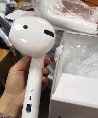 女子网购AirPods 开箱后瞬间崩溃了(女子网购金鱼到货冻成冰坨)