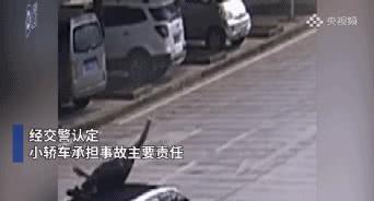 摩托车司机被撞飞后稳坐车顶 网友:赶紧拜(摩托车横穿斑马线被撞飞)