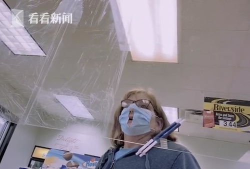 美国女子在口罩上剪大洞:这样才好呼吸啊