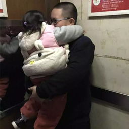 儿子冲进来后,哭着做了一些动作,试图救她的母亲
