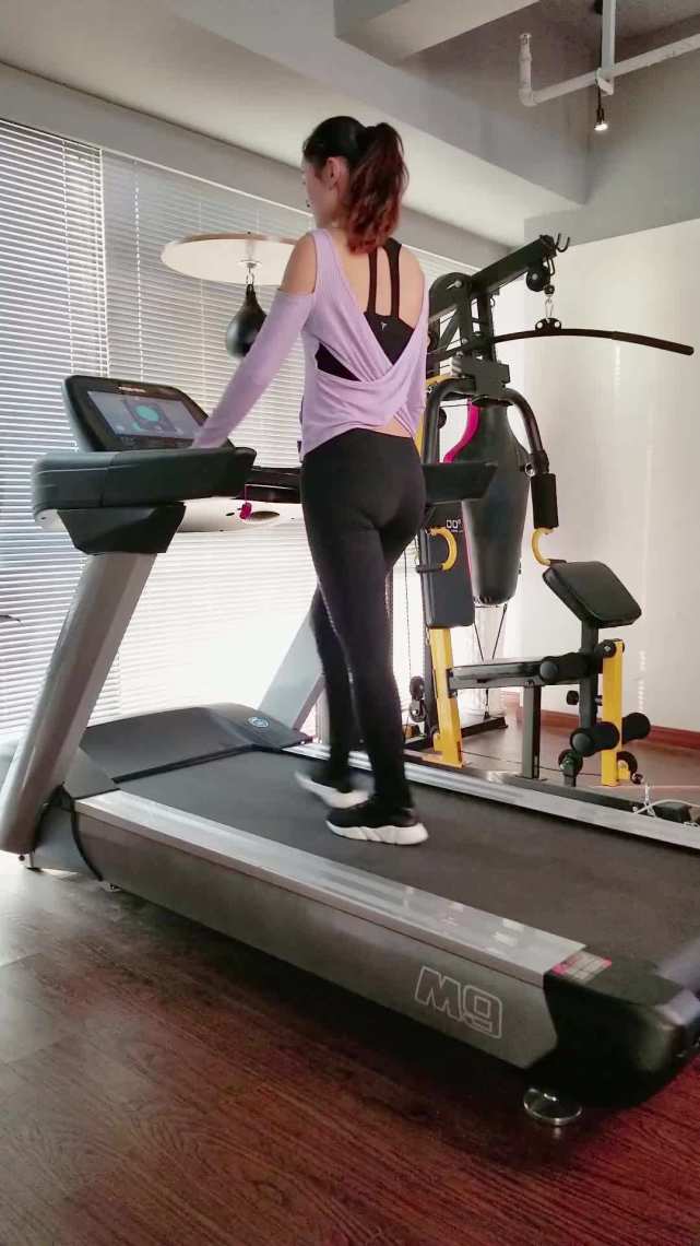 女子健身房拉伸触电尿失禁遭围观(健身房拉伸课有必要吗)