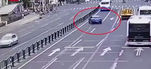 保时捷闹市街头突然失控撞倒路边多人 警方通报司机身份(保时捷小哥街头采访)