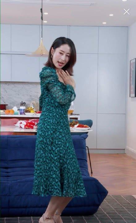 刘敏涛 抽筋捋头发爱谁是谁 刘涛唱跳选秀节目青春有你2主题曲