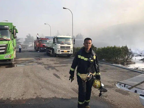 消防员路边“偶遇”82岁奶奶 太催泪了…(当小朋友偶遇消防员)