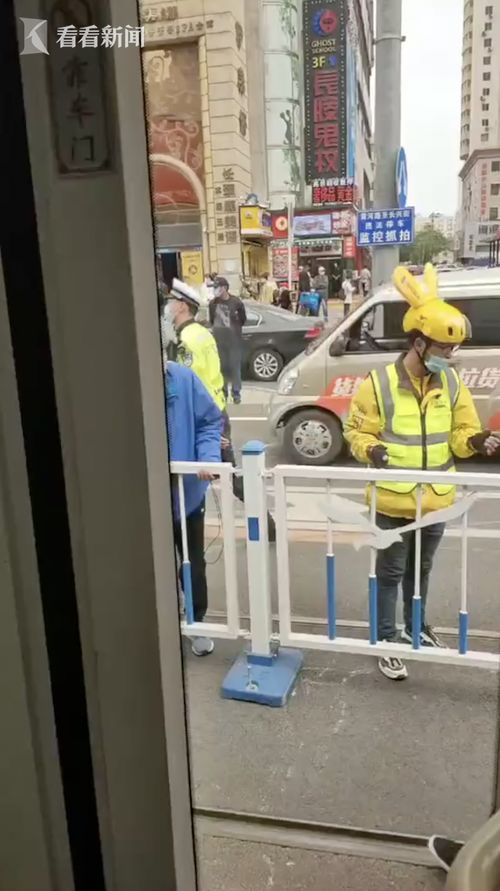 人比帽子更可爱!外卖小哥获点赞(可爱的帽子)