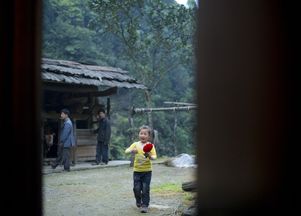 中国贫困山区爬天梯上学的孩子(中国最贫困山区)