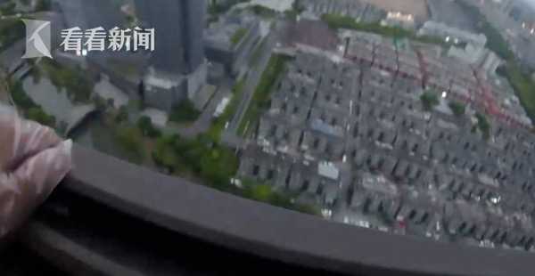 怀疑男友出轨 她40楼飞下菜刀砸中百万豪车