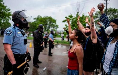 真的闹了!美国警方暴力执法导致黑人死亡,引发抗议
