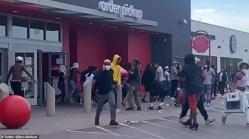 抗议升级!骚乱在美国很多地方爆发:示威者砸超市 焚烧国旗(南非骚乱持续升级)