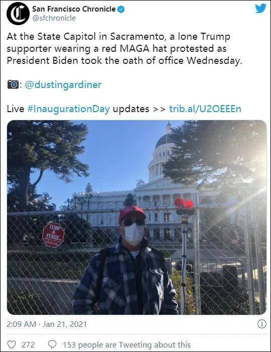 富兰克林维尔有两个特朗普的支持者模仿乔治弗洛伊德的悲剧来开嘲
