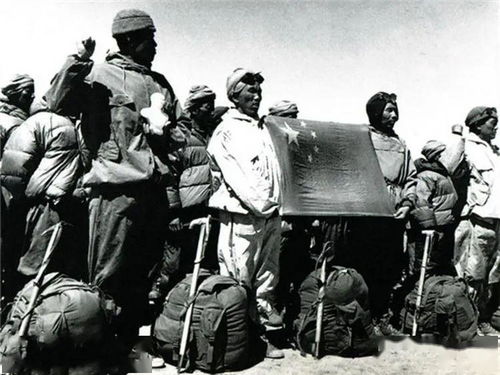 谁是中国1975年第二次登上珠穆朗玛峰?(谁是中国颂扬俄国十月革命的第一人)