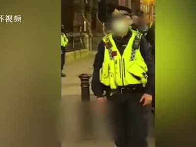 该男子被警察锁死7分钟 生前哭的话绝望(男子街头锁喉摔警察)